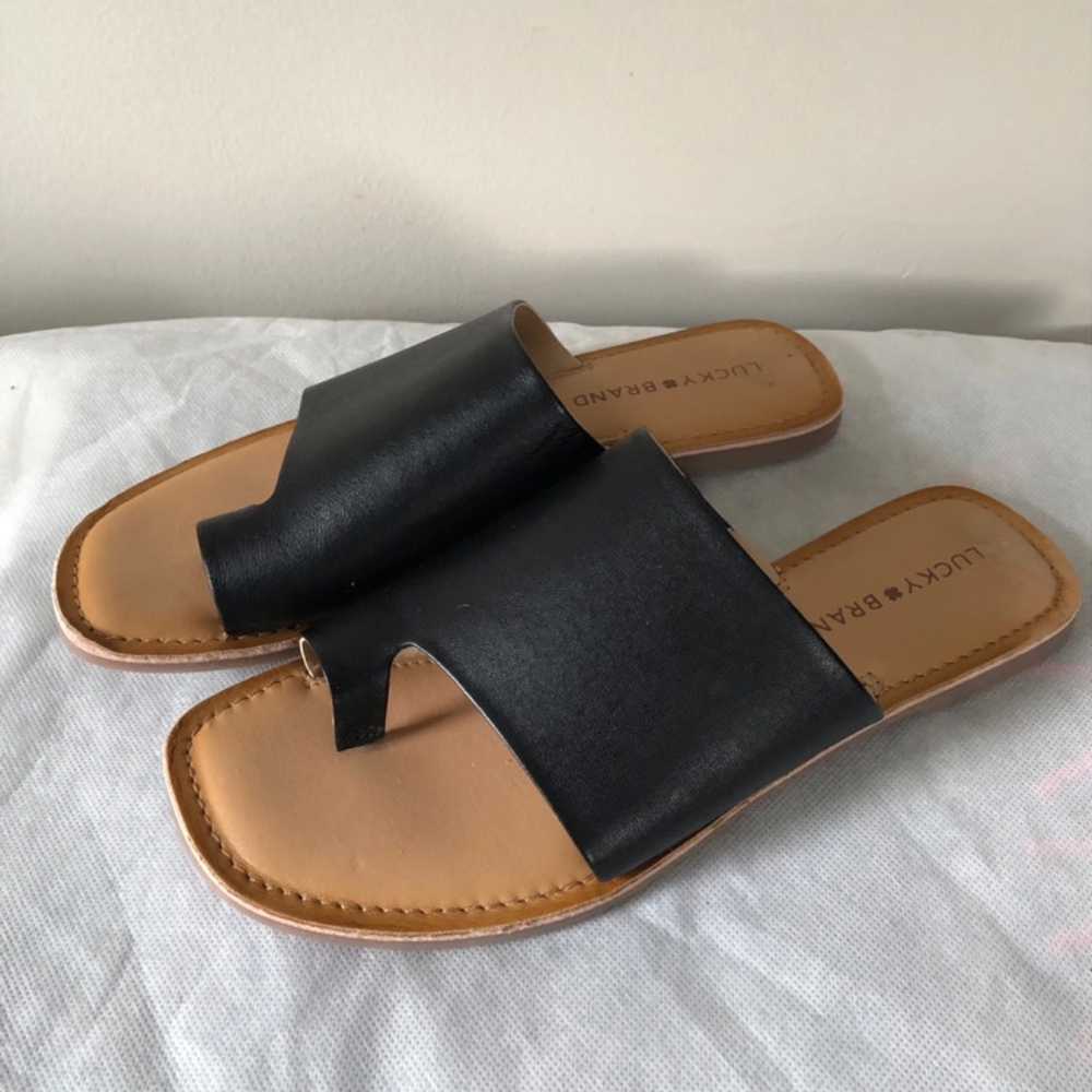 Lucky Brand black leather flat sandals